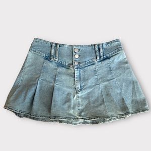 Divided short pleated stretch denim skirt